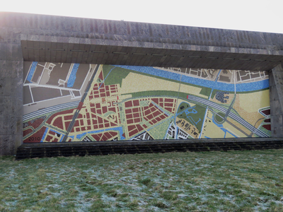 829245 Afbeelding van het glasmozaïek met een plattegrond van de wijk Leidsche Rijn, tunnelgebouw boven de A2 bij het ...
